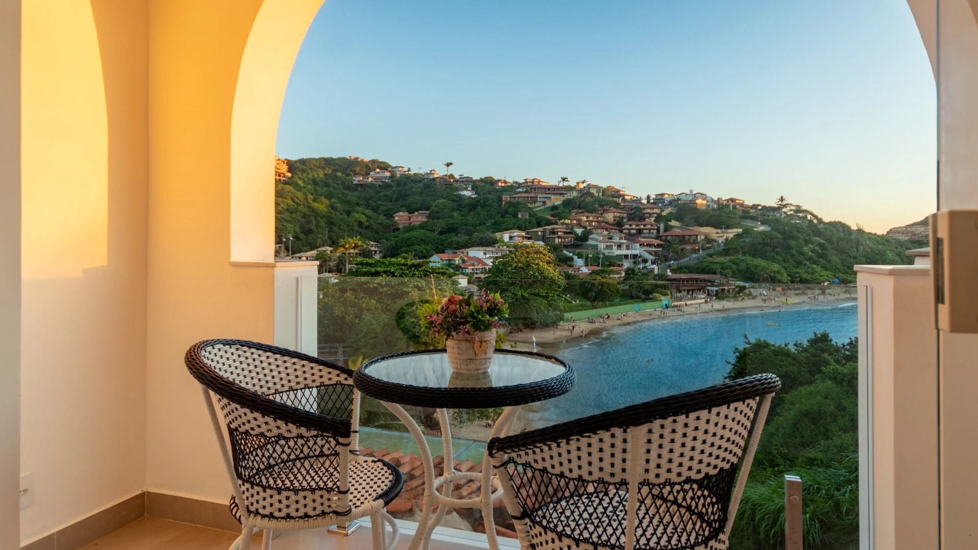 Varanda do Colonna Park Hotel com vista para a praia e o mar em Búzios