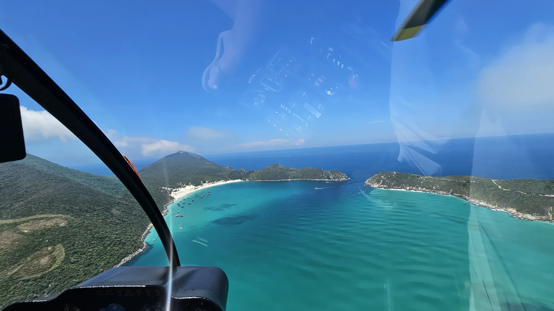 Helicóptero sobrevoando a orla e o mar de Búzios