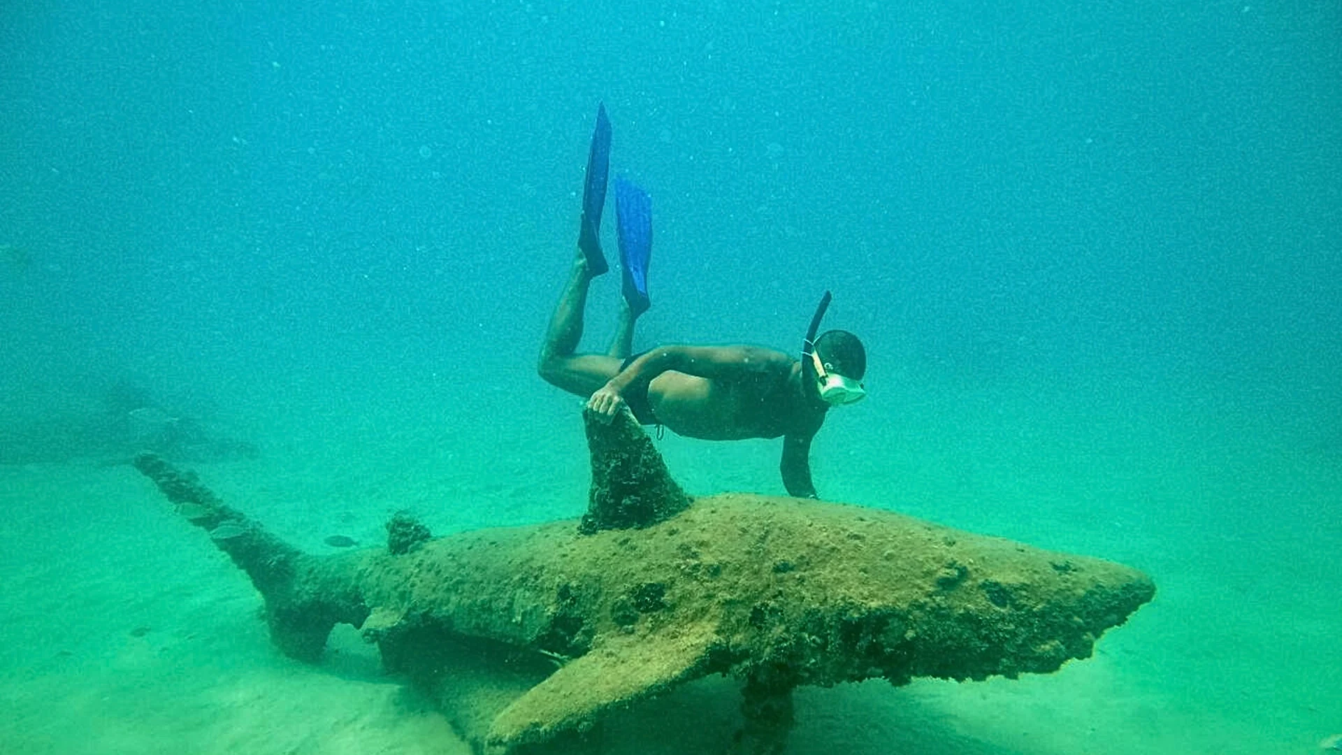 Snorkel em águas turquesa de Búzios com ponto submerso